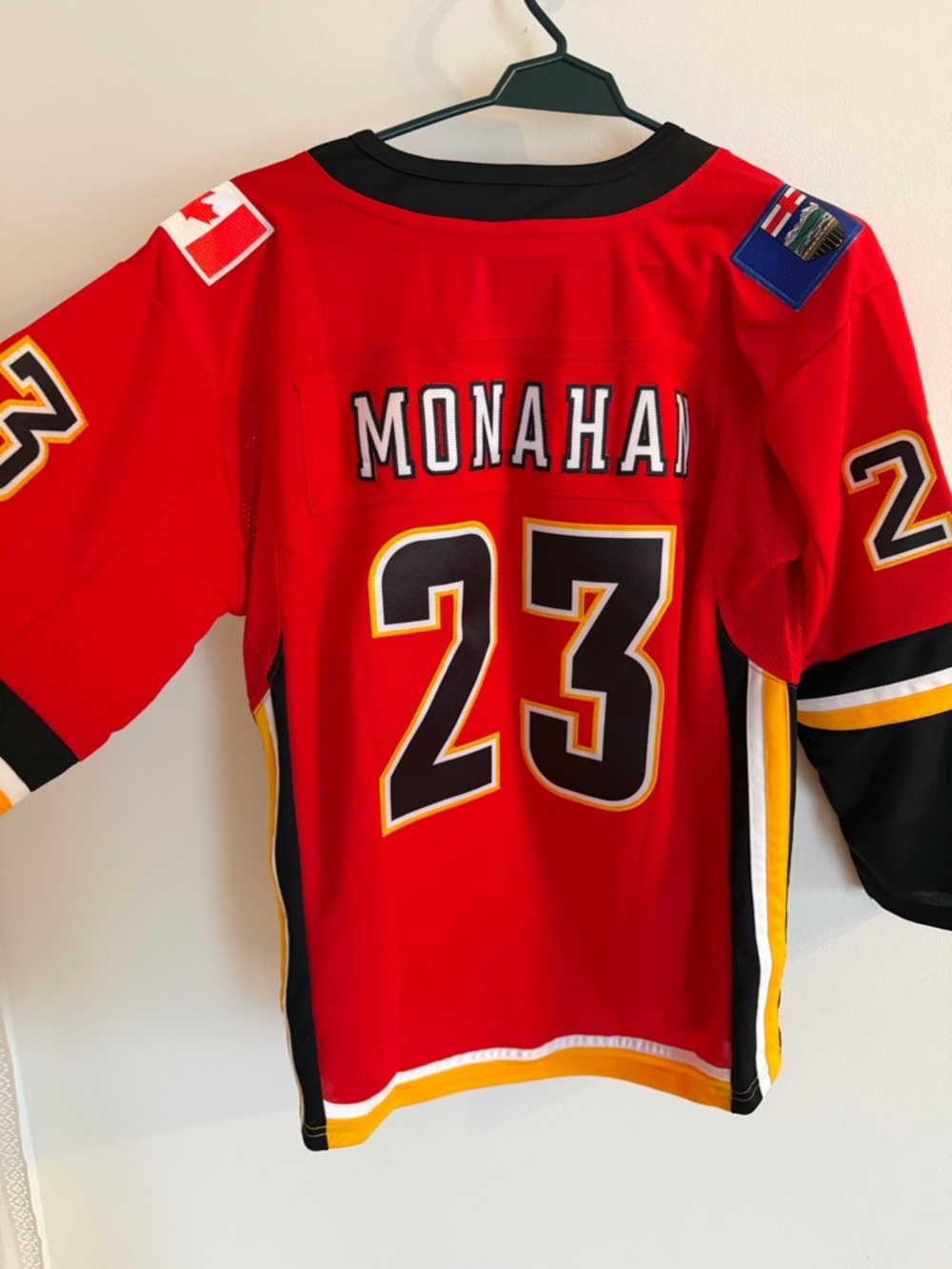 Calgary flames junior ' Red #23 Monahan Hockey Jersey - Youth Fan Tee size L/XL